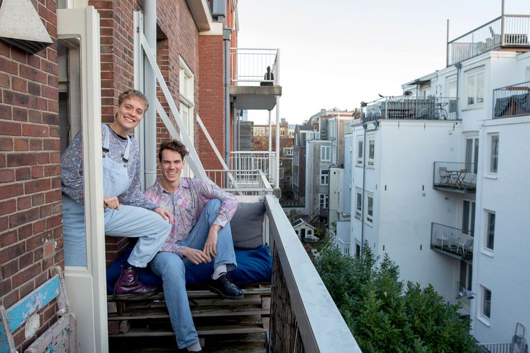 Sander Heithuis en  Eef van Koersveld wonen samen in Amsterdam, hier op hun balkon. Beeld Maartje Geels