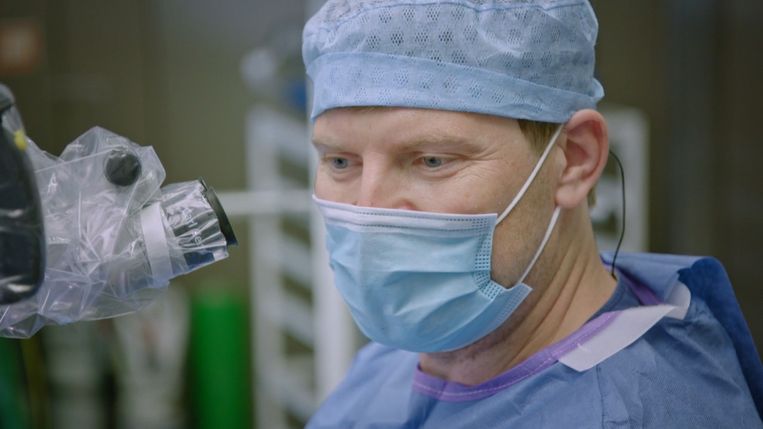 Tomas Menovsky in 'Topdokters': Het is fijn om je kennis aan de jonge garde door te geven, want dat is de generatie die ons later moet opereren. Dus kan ik er maar beter mee voor zorgen dat zij het later goed doen.' Beeld SBS