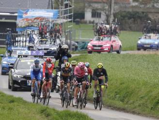 Mogelijk nóg zwaardere finale in Ronde van Vlaanderen: ‘Wind staat zo hard dat je nog renners op de kant eraf kan rijden’