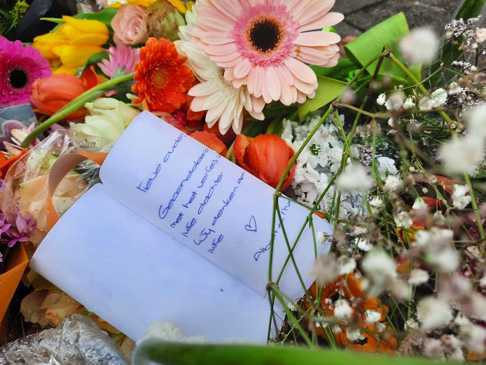 Met bloemen, kaarsjes, knuffels en kaartjes tonen Utrechters hun medeleven met de familie van het slachtoffer.