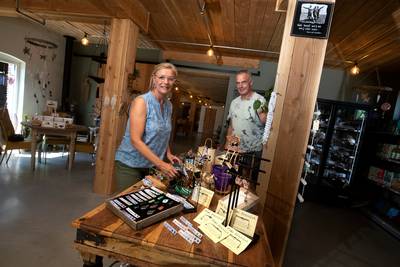Na 32 jaar melken hebben deze boeren al hun koeien verkocht: ‘Zo deden opa en oma het vroeger ook’
