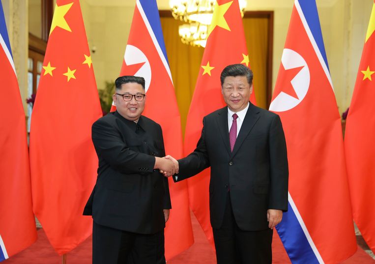 De Chinese president Xi (rechts) met de Noord-Koreaanse leider Kim Jong-un, gisteren in Peking. Beeld AP