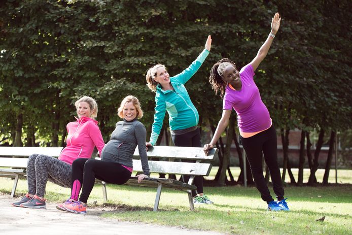 Zwangere vrouwen trainen met Mom in Balance in het park.