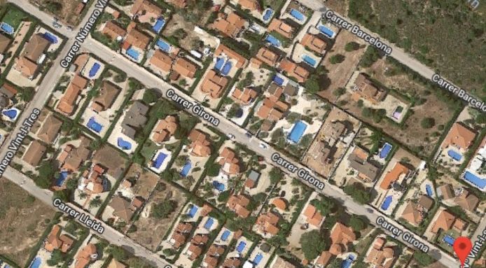 Het incident zou volgens de krant Diari de Tarragona plaatsgevonden hebben in deze straat, Calle de Girona. Zowat elk huis heeft er een zwembad.