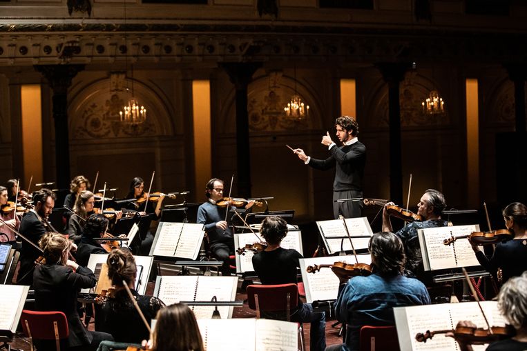 Lorenzo Viotti voor het Nederlands Philharmonisch Orkest in het Concertgebouw in Amsterdam.  Beeld Melle Meivogel
