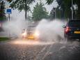 2020-06-17 21:30:08 MIERLO - Ondergelopen straten, vastgereden auto’s en overgelopen riolen in het Brabantse Mierlo. De hevige regenval en het noodweer zorgt landelijk voor veel overlast. ANP ROB ENGELAAR