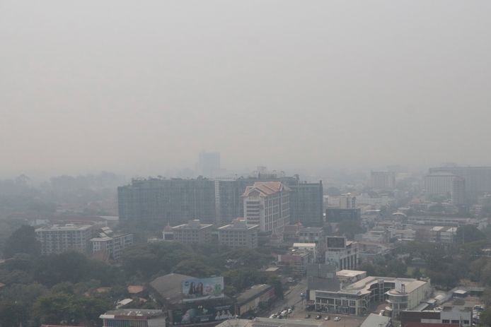 Een dikke laag smog boven de stad Chiang Mai, in het noorden van Thailand.