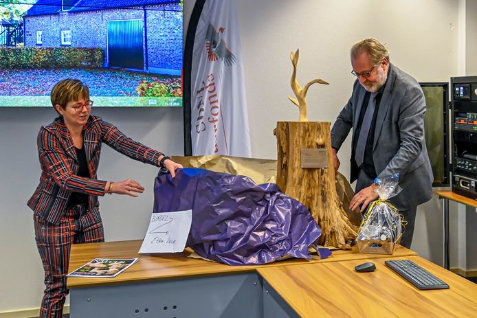 De moeierboom in Etten-Leur werd dit jaar Boom van het Jaar. Daarom komt de boomstam-trofee die daarbij hoort nu van de gemeente Bladel (die vorig jaar won) naar Etten-Leur. Op de foto burgemeester Miranda de Vries en wethouder Kees van Aert.