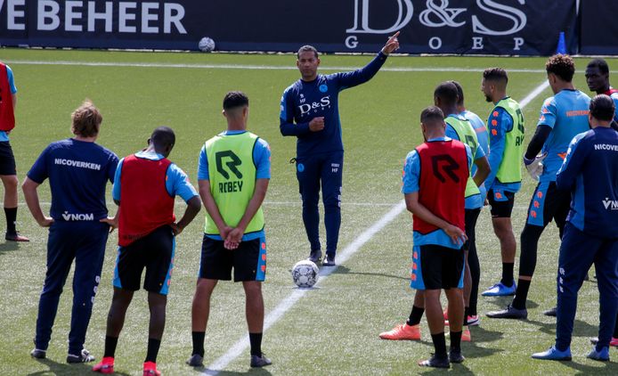 Trainer Henk Fraser instrueert de spelers van Sparta op Het Kasteel.