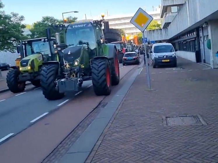Boeren voeren actie met tractoren op Mediapark in Hilversum