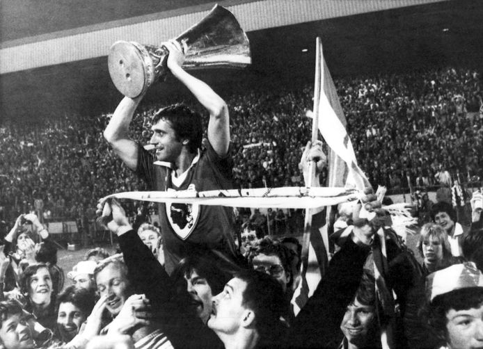 Willy van der Kuijlen wordt letterlijk op handen gedragen door de supporters van PSV na de UEFA Cup-winst in 1978. 'Skiete Willy' maakte in de finale tegen Bastia de laatste treffer (3-0).