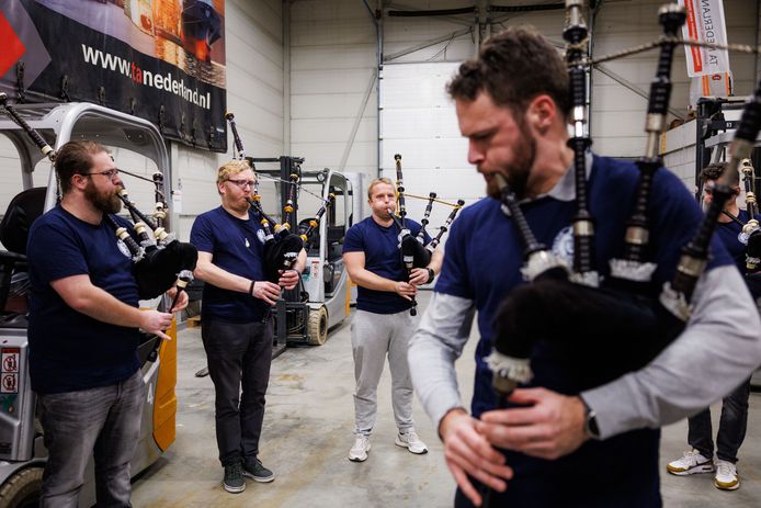 Doedelzakrepetitie bij Dutch Pipes and Drums. Maarten Vugs staat tweede van links, Bruce Korthout derde van links.