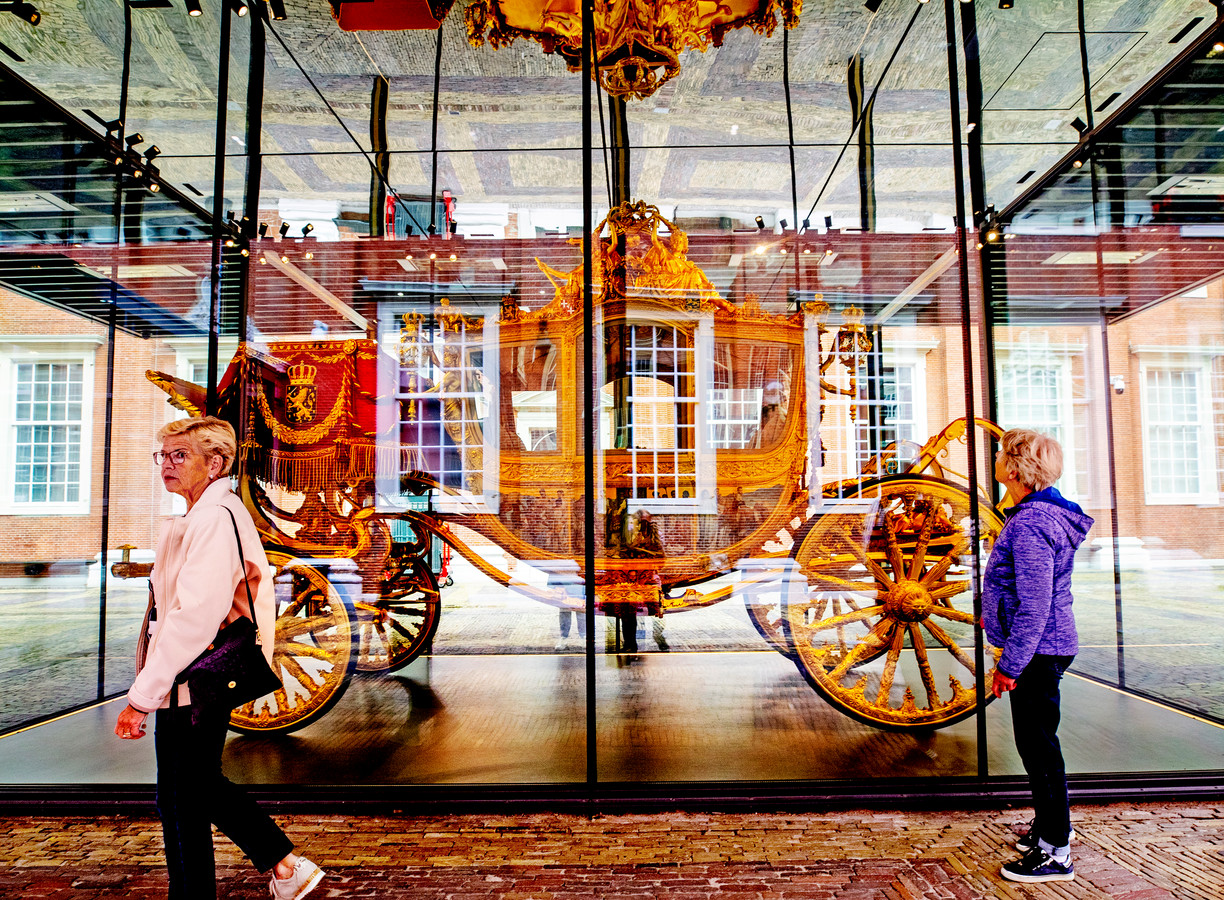 Liesbeth van Hulten (links) bekijkt op de binnenplaats van het Amsterdam Museum de Gouden Koets.