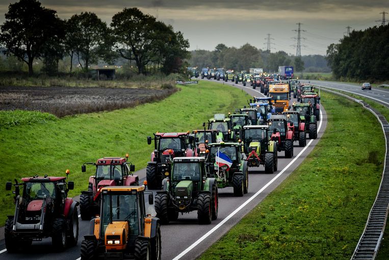 Boeren rijden op 14 oktober over de A28 naar het verzamelpunt voorafgaand aan een protest bij het provinciehuis van Drenthe. Beeld ANP