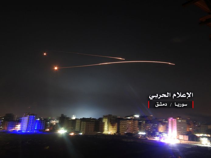 Beelden door het Libanese Hezbollah Media Office tonen raketten boven Damascus.