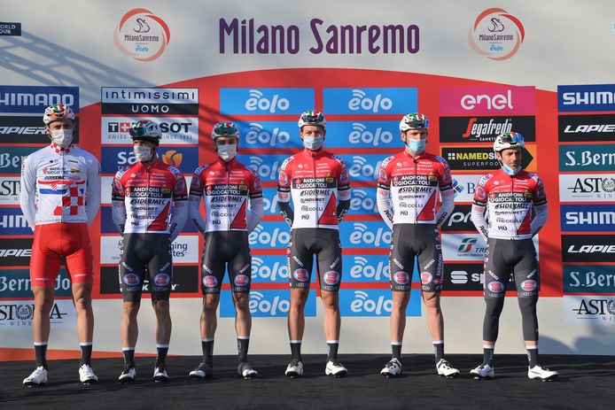 Androni Giocattoli bij de start van Milaan-Sanremo.