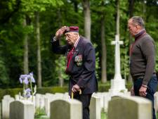 Arnhem-veteraan Geoff Roberts groet zijn oude strijdmakkers op de Airborne Begraafplaats:
‘Bij deze mannen komt straks mijn as te liggen’ 
