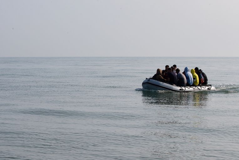 Migranten in een rubberboot bereiken de Engelse kustplaats Deal. Beeld Getty Images