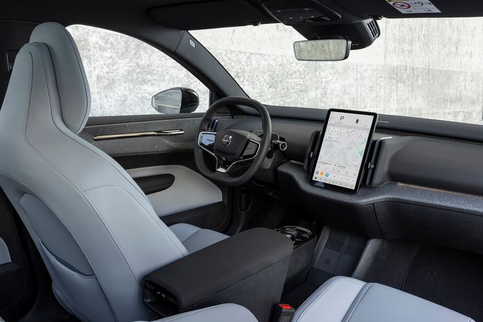 El interior del Volvo EX30: la marca sueca es criticada por 'recortar' elementos, incluido el panel de instrumentos para el conductor.