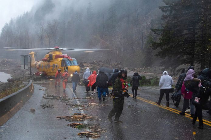 In Agassiz, BC werden 300 mensen gered met een helikopter nadat ze met hun auto op de weg kwamen vast te zetten tussen twee modderstromen.