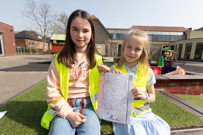 Amber (links) en Amalya (rechts) zitten in het vierde middelbaar en schreven samen met hun klasgenootjes een brief naar Vlaams minister Lydia Peeters met de vraag of de fietsrit naar school veiliger kan in de toekomst.