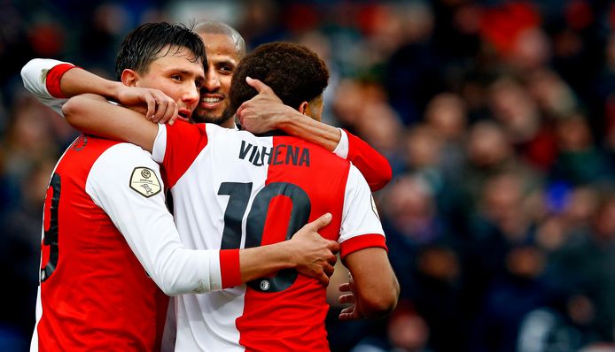 Karim el Ahmadi is blij met doelpuntenmakers Steven Berghuis en Tonny Vilhena.