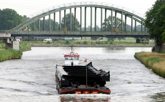 Een schip vaart over het Twentekanaal bij Goor. Matroos op de binnenvaart is volgens het UWV een kansrijk beroep.