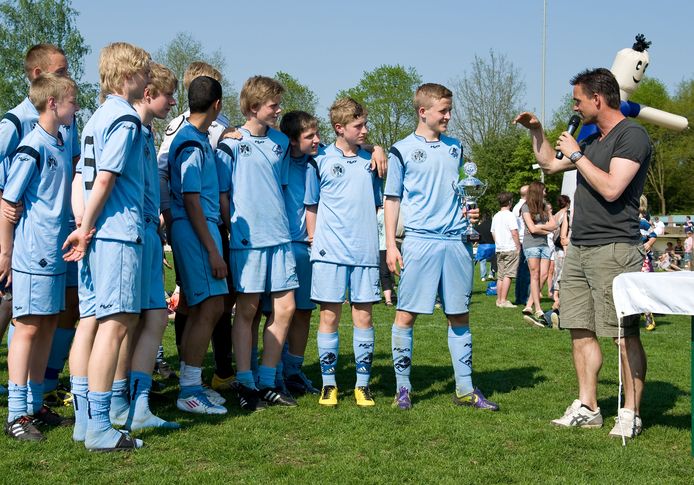 2011: Marc Overmars reikt de prijzen uit tijdens 'zijn' toernooi.