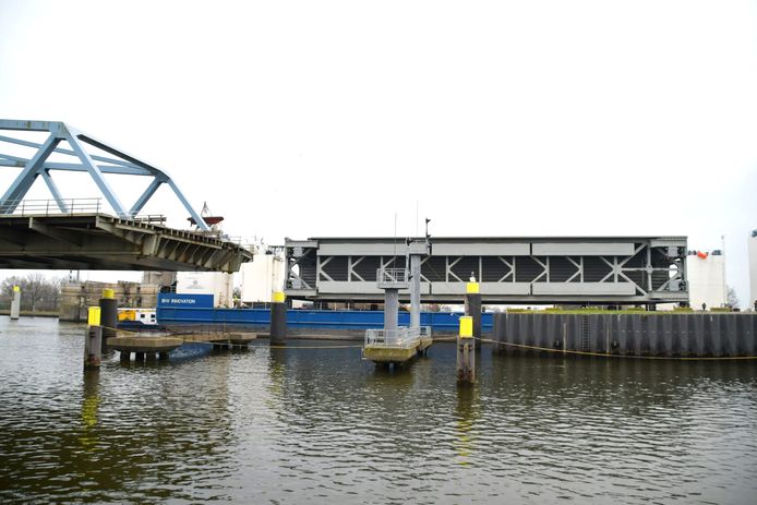 Passage van de sluisdeur bij de brug van Sluiskil.