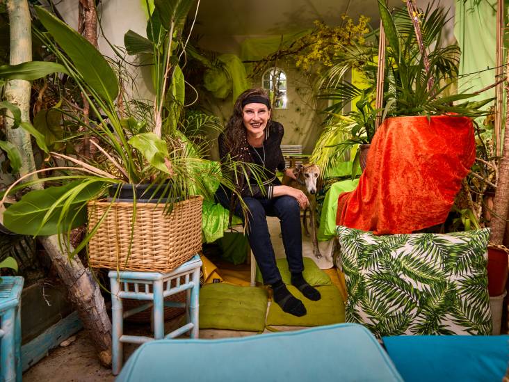 'Kluizenaar' Rita woont in een mini-jungle: 'Sommige bomen groeien al 30 jaar in mijn woonkamer'