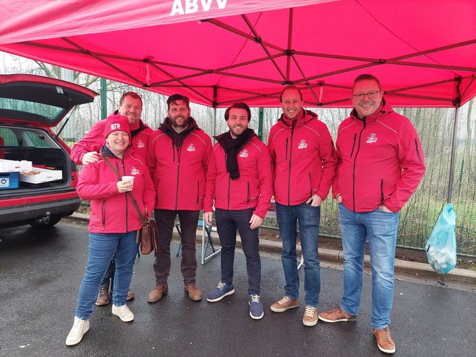 Het ABVV-BTB voert actie aan het viaduct in Gentbrugge, op de rustplaats voor vrachtwagens.