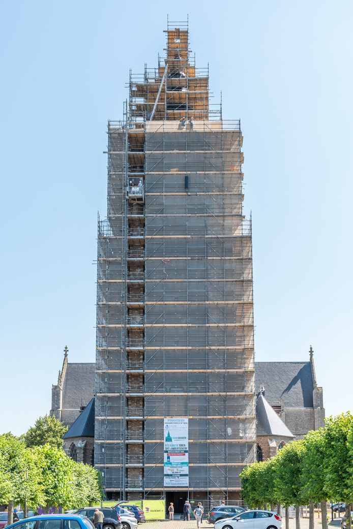 De imposante toren van de Lambertuskerk in Wouw is verdwenen achter een muur van steigers. Die wordt volgende maand al voor een deel afgebroken.