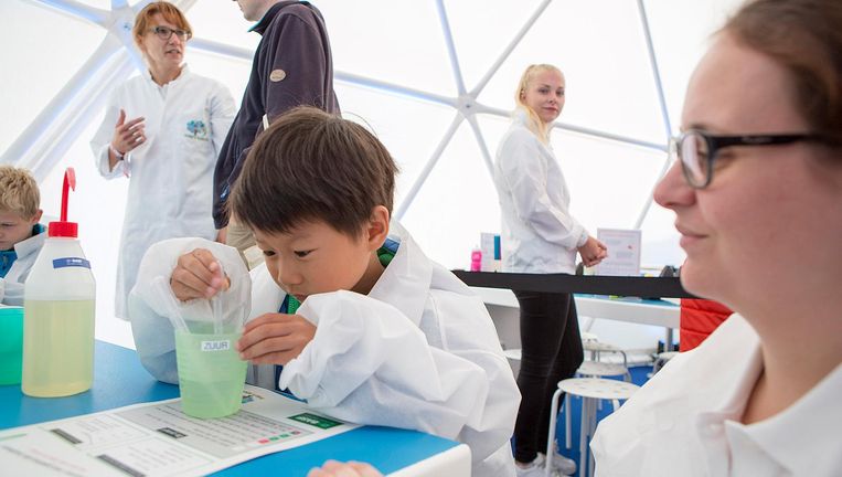 Kinderen doen proefjes tijdens het Generation Discover Festival van Shell. Tijdens dit evenement presenteerde het bedrijf aardgas als schoonste fossiele brandstof aan 30 duizend scholieren en hun ouders. Beeld Najib Nafid