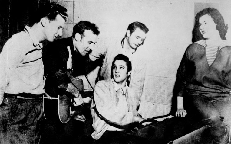‘Million Dollar Quartet’: Jerry Lee Lewis, Carl Perkins, Elvis Presley, Johnny Cash en showgirl Marilyn Evans in december 1956.  Beeld Getty Images / Michael Ochs Archives