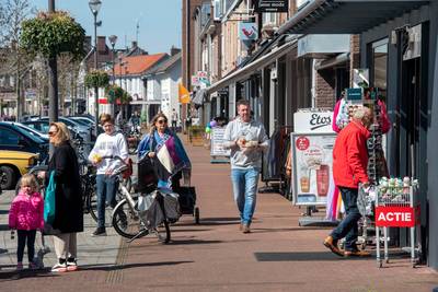 Deur blijft dicht, maar winkel open: speciale poster moet winkelend publiek tóch naar binnen lokken
