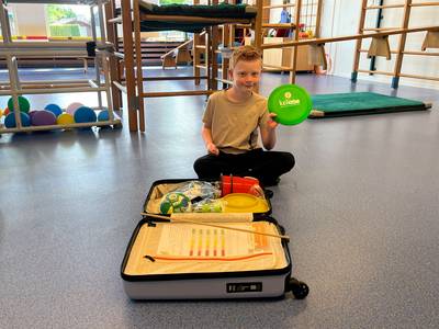 Neerkantse kinderen geven beweegkoffer vuurdoop