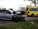 Automobilist botst tegen boom en raakt gewond in Uddel
