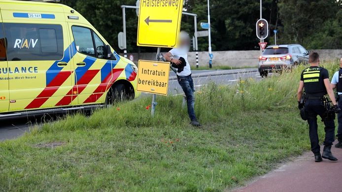 Een man die met zijn voertuig over de kop was geslagen in Bergen op Zoom, werd tijdens het onderzoek naar de toedracht van het ongeval vastgemaakt aan een verkeersbord.