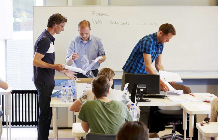 Een leerkracht deelt het eindexamen Nederlands uit op het Leidsche Rijn College. Beeld anp