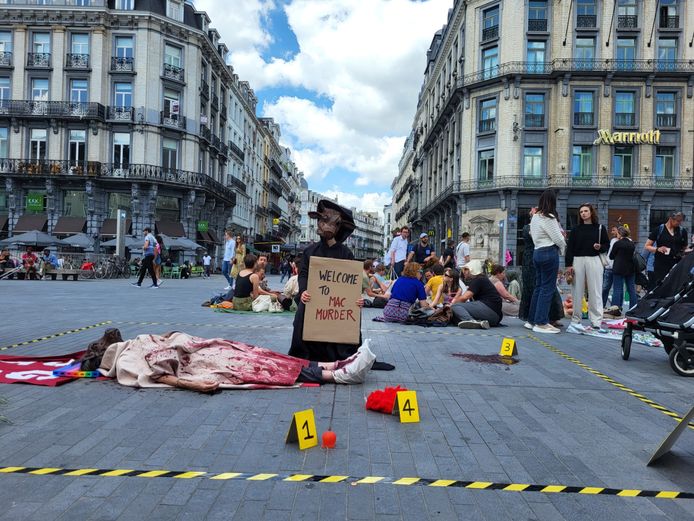 Klimaatactivisten Extinction Rebellion blokkeren McDonald’s aan Beursplein in Brussel