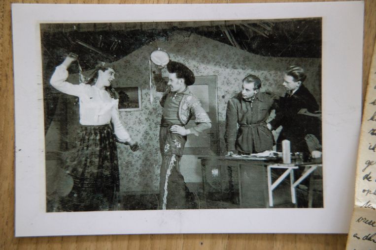 Rienus Hartog (kedua dari kiri) saat bermain di penjara dengan pelarian lainnya, termasuk Jean Maassen, berpakaian wanita, yang kemudian menuntut rehabilitasi.  Patung Ari Kievite