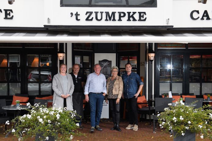 ’t Zumpke in Enter bestaat donderdag 21 oktober 40 jaar. (L-R) Anne, William, Dinand, Riteke en Nick Waanders.