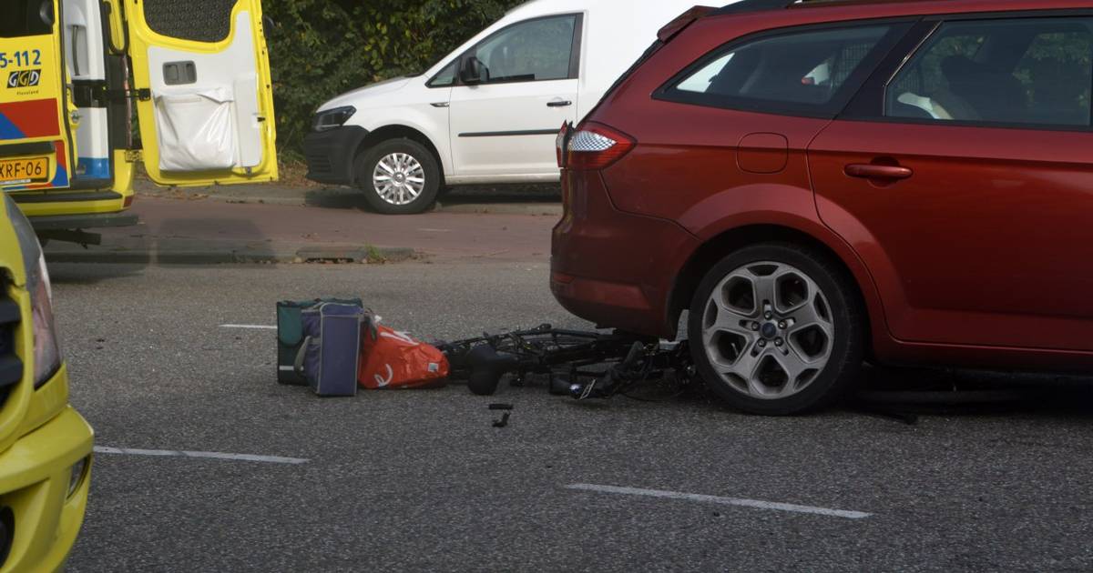 Fietser zwaargewond bij aanrijding in Dronten.