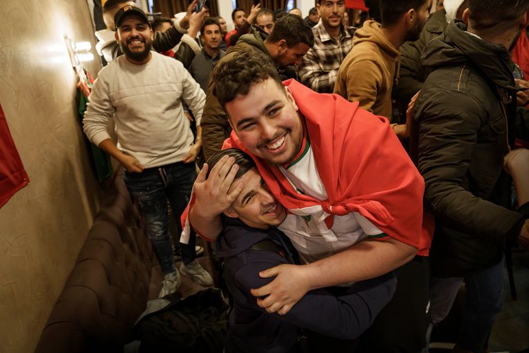 Adil Azzouz knuffelt zijn neef Ayman  Beeld Eric de Mildt