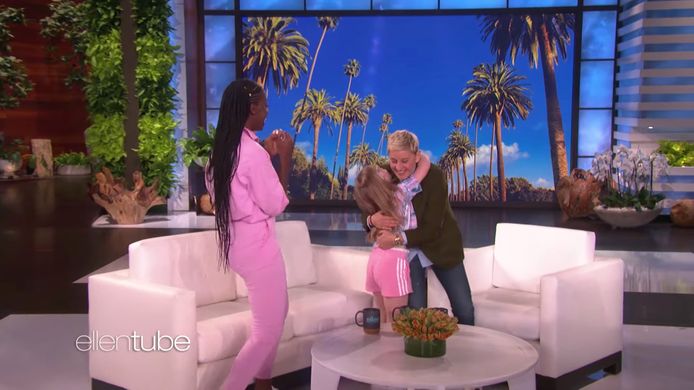 DeGeneres gaf Anae een warme knuffel én de twee kregen een sweater mee. Daar vielen ze op de luchthaven - moe maar dolblij - mee in slaap.