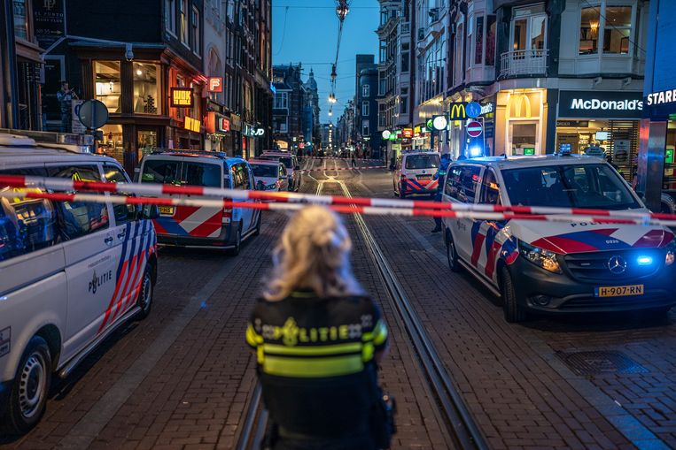 Het gebied rond de Lange Leidsedwarsstraat is afgezet. Beeld Joris van Gennip