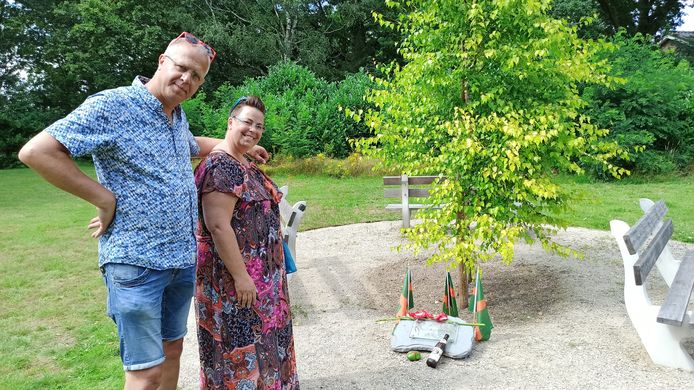 Hans Jansen-Van Benthum en Anne van Benthum-Jansen bij het Nijen-hofje bij de Canadese begraafplaats bij Groesbeek.