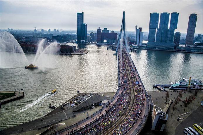 De marathonlopers gaan over de Erasmusbrug.