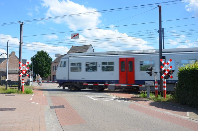 De overwegen in de Bormtestraat en Eekstraat zullen op termijn verdwijnen ten nadele van een tunnel.