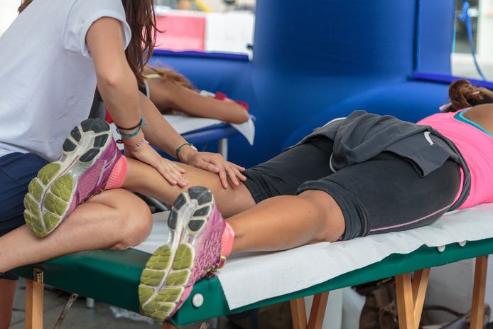 Massage na het sporten doet deugd, maar helpt het ook tegen spierpijn?